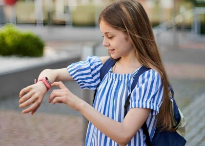 young-kid-SMART-WATCH-girl-make-video-call-her-parents-with-her-smartwatch-near-school